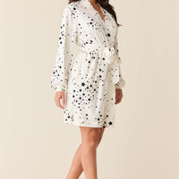 Quinn Cloud Jersey Banded Short Robe in White Stars